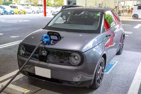 「激速のテスラやポルシェも軽規格のi-MiEVも同じ！　電気自動車の自動車税額が一律の謎」の画像