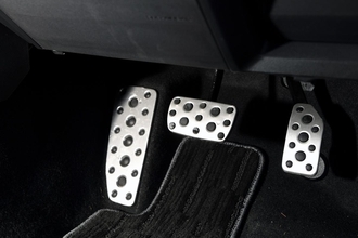 最新車でもまちまちの謎！　アクセルペダルに「吊り下げ」「オルガン式」の２種類が混在するワケ