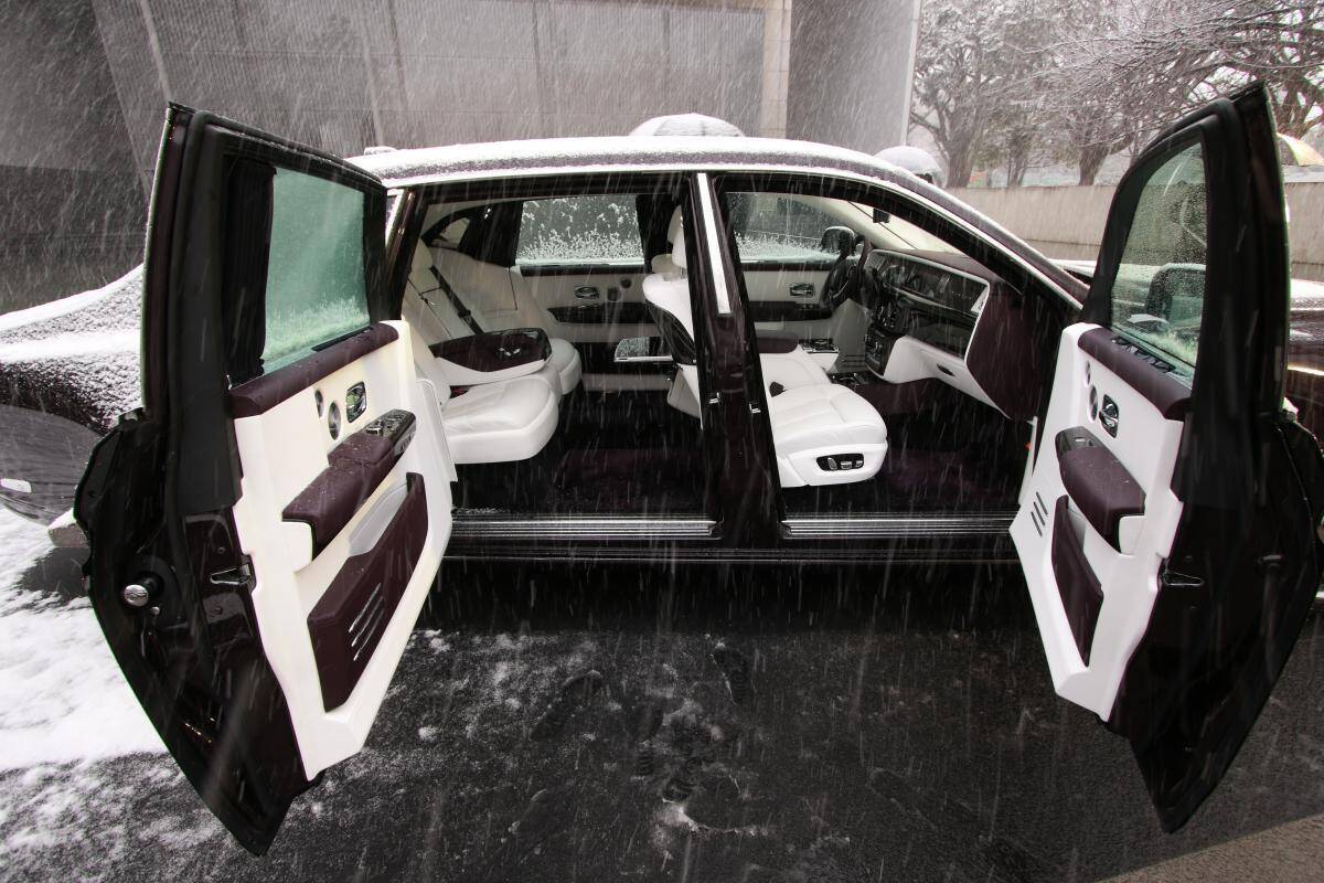 後席を「どう使う」かで便利か不便かがわかれる！　超少数派ながらクルマの「観音開きドア」が存在するワケ