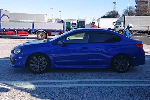 「違反する気も失せるけどナゼ？　せっかく所有する日産GT-RやレクサスLCなどの激速パトカーが実戦配備されないワケ」の画像