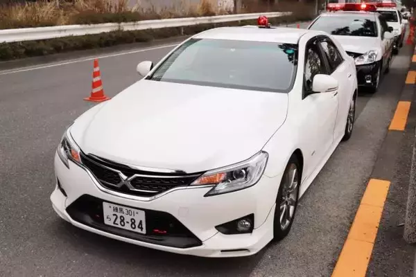 「違反する気も失せるけどナゼ？　せっかく所有する日産GT-RやレクサスLCなどの激速パトカーが実戦配備されないワケ」の画像