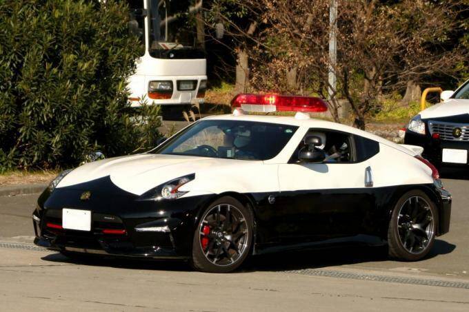 違反する気も失せるけどナゼ？　せっかく所有する日産GT-RやレクサスLCなどの激速パトカーが実戦配備されないワケ