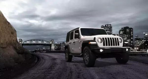 「ジープ・ラングラーに内外装をスタイリッシュに仕立てた限定モデル「アルティテュード」を設定し300台限定発売」の画像