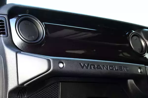 「ジープ・ラングラーに内外装をスタイリッシュに仕立てた限定モデル「アルティテュード」を設定し300台限定発売」の画像