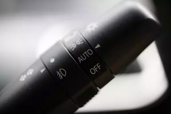 クルマによってバラバラ！　義務化される「オートライト機能」搭載車の「スイッチ切り替え」の複雑さ