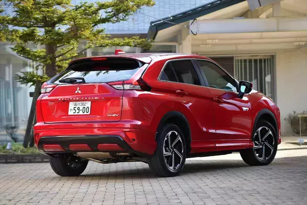 「レーシングドライバーが思わず「惜しい」！　最新車４台の「デキが良い」からこそ「気になる」ポイント」の画像