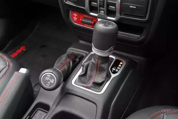 「男性の視線「釘付け」確実！　女性が乗れば「ギャップ萌え」必至のクルマ５選」の画像