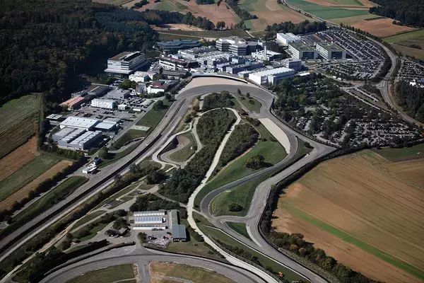 ポルシェファンの聖地ヴァイザッハ！　若き日の中谷明彦が体験した「日本の常識」が通じない世界とは