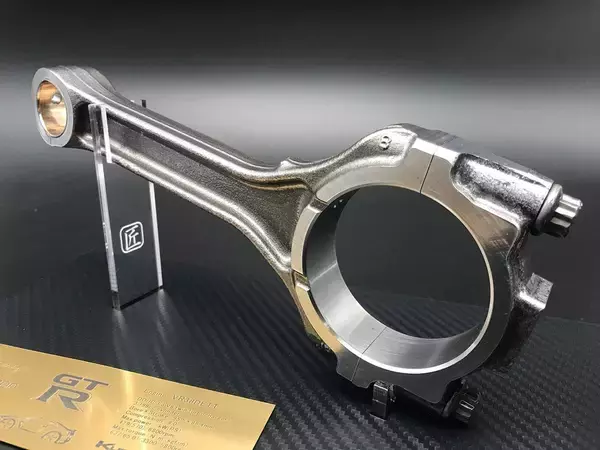 「本物のコネクティングロッドが付属！　日下エンジニアリングから精工なVR38エンジンスケールモデル発売」の画像