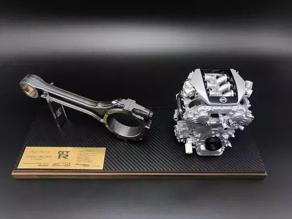 「本物のコネクティングロッドが付属！　日下エンジニアリングから精工なVR38エンジンスケールモデル発売」の画像