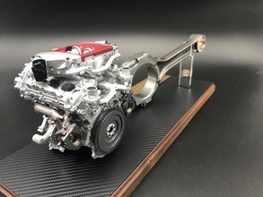 本物のコネクティングロッドが付属！　日下エンジニアリングから精工なVR38エンジンスケールモデル発売