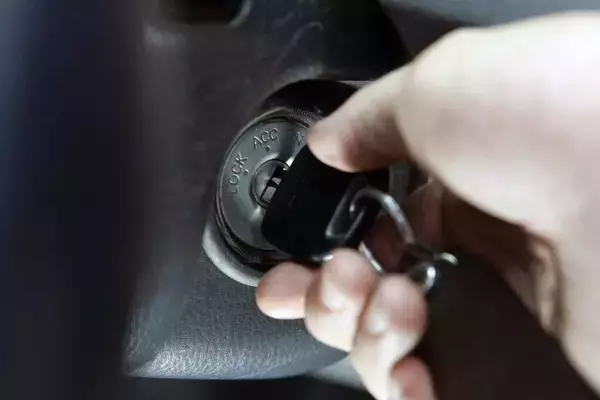 「クルマが「鍵をひねっていた」ころはほぼコラムの右側！　それなのにいま「スターターボタン」の位置がバラバラの理由」の画像