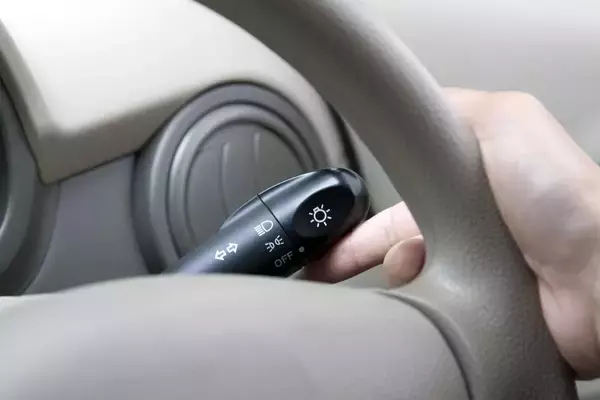 「クルマが「鍵をひねっていた」ころはほぼコラムの右側！　それなのにいま「スターターボタン」の位置がバラバラの理由」の画像