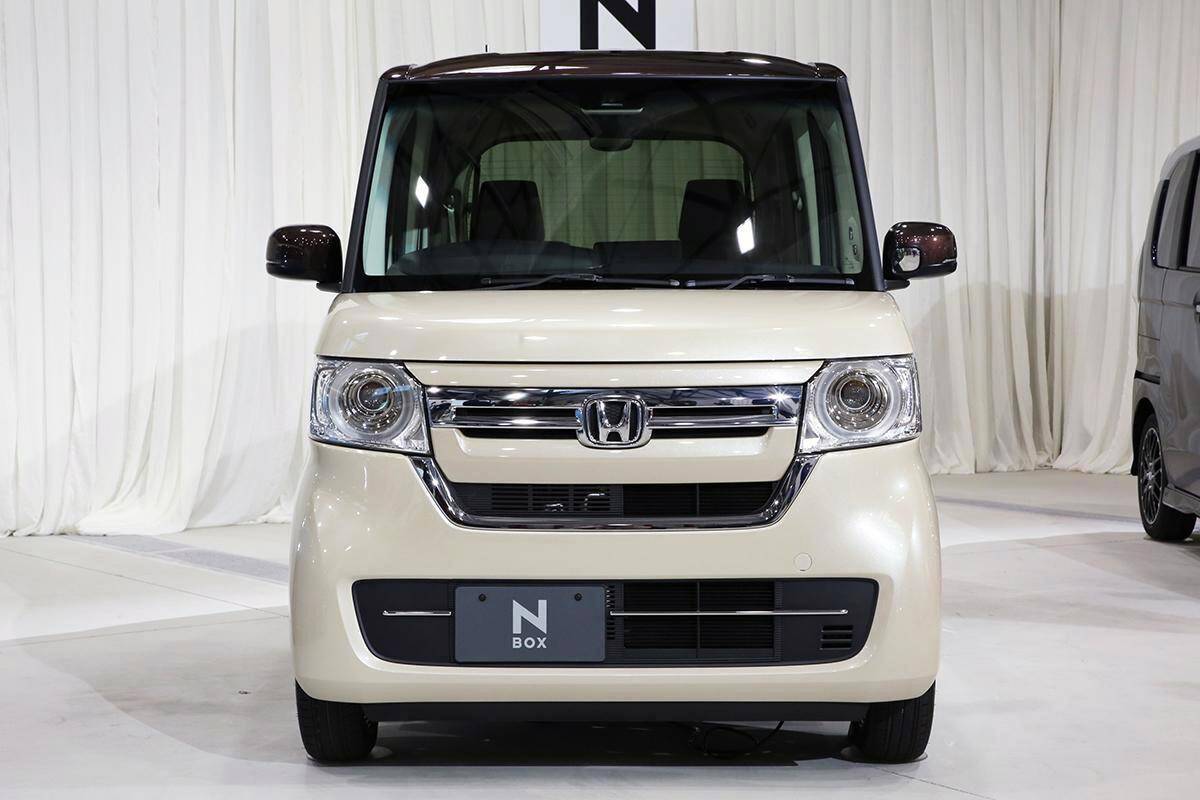 ガチライバル車なのに売れ行きは明暗くっきり！　「ダブルスコア」どころじゃない差が付いたクルマ３組