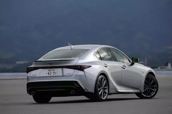 「レクサスISの大幅改良でまさかの庶民化！　ディーラーも不思議がる「ウインカー」の謎」の画像