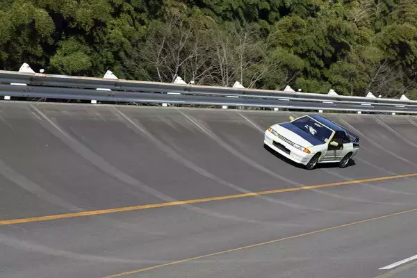 「4000万円超えのR32GT-R！　500万円近い初代ロードスター！　メーカー直系のレストア車が「新車価格」を超えるワケ」の画像