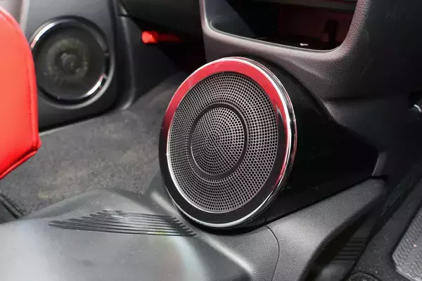 「純正で62個のスピーカーが用意されたクルマも！　スピーカーは数が多いほどいい音で聴けるのか」の画像