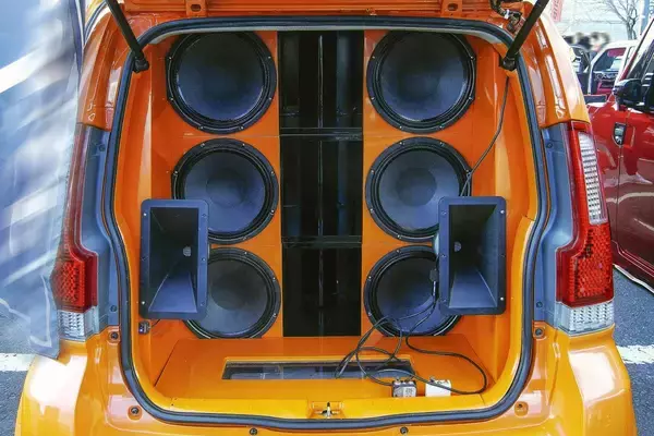 「純正で62個のスピーカーが用意されたクルマも！　スピーカーは数が多いほどいい音で聴けるのか」の画像