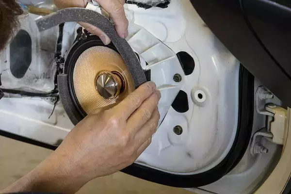 「純正で62個のスピーカーが用意されたクルマも！　スピーカーは数が多いほどいい音で聴けるのか」の画像