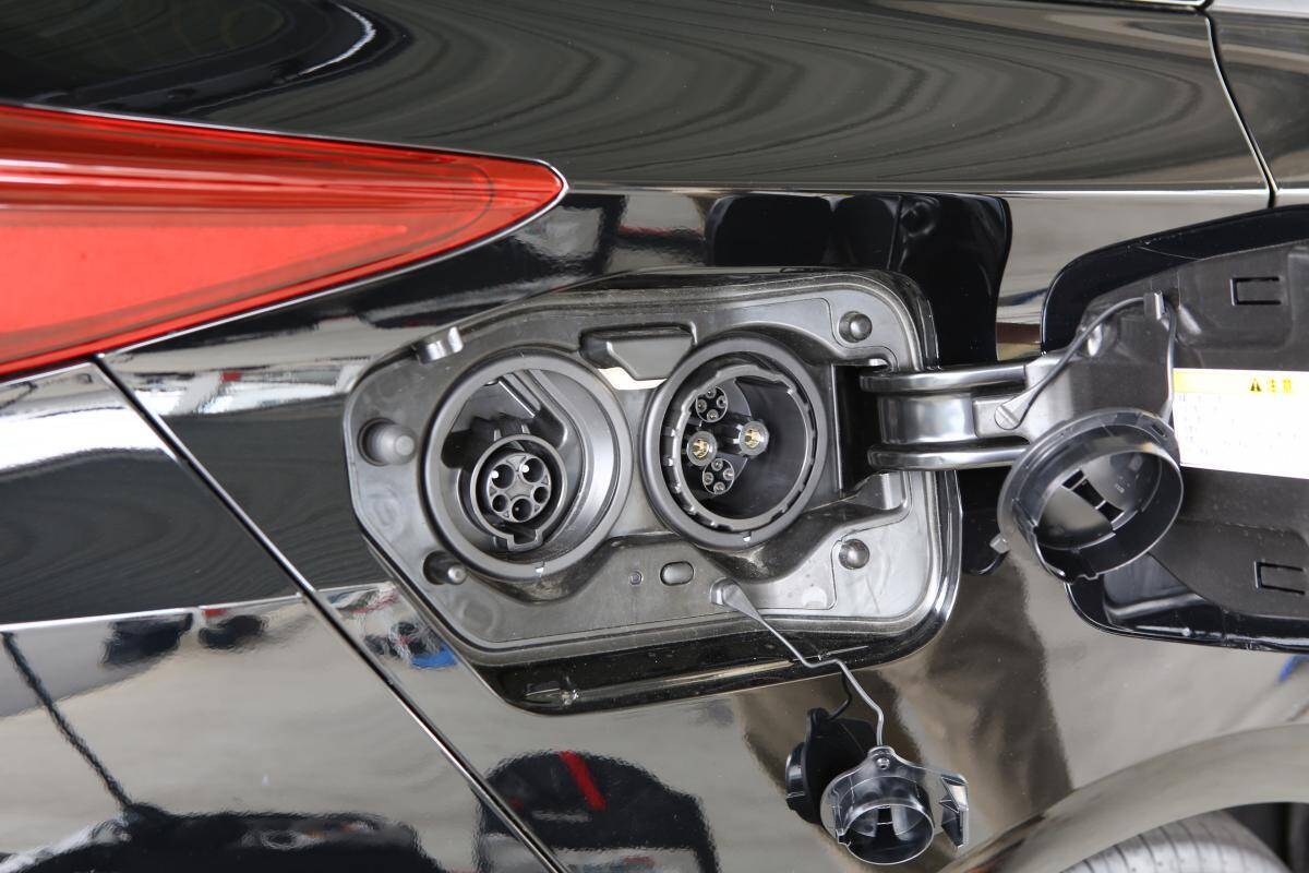 リーフ・ホンダe・エクリプスPHEVもみんなボディ外側！　MIRAIの外部給電口だけがボンネット内にあるワケ