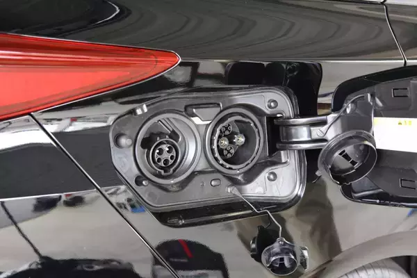 「リーフ・ホンダe・エクリプスPHEVもみんなボディ外側！　MIRAIの外部給電口だけがボンネット内にあるワケ」の画像