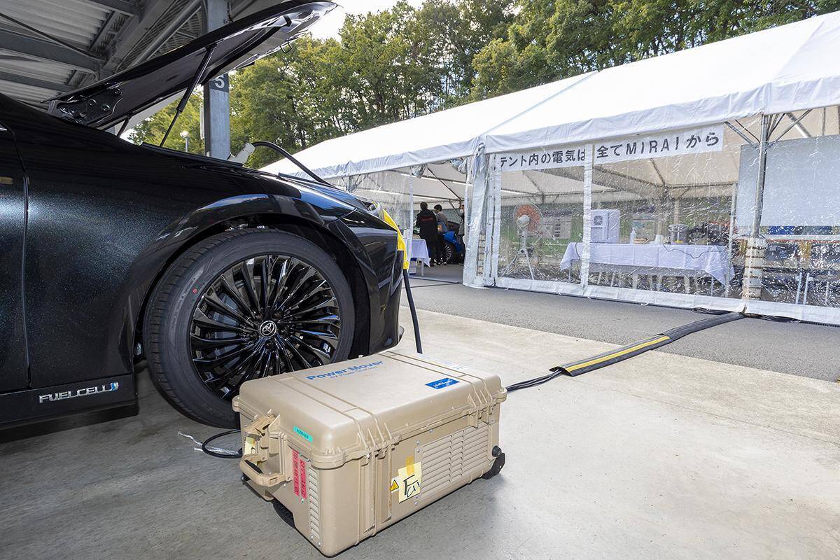 リーフ・ホンダe・エクリプスPHEVもみんなボディ外側！　MIRAIの外部給電口だけがボンネット内にあるワケ