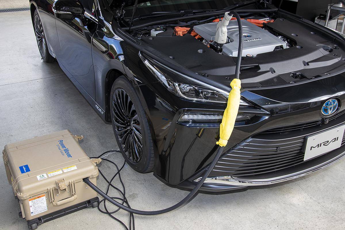 リーフ・ホンダe・エクリプスPHEVもみんなボディ外側！　MIRAIの外部給電口だけがボンネット内にあるワケ