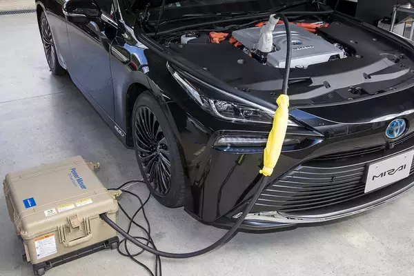 「リーフ・ホンダe・エクリプスPHEVもみんなボディ外側！　MIRAIの外部給電口だけがボンネット内にあるワケ」の画像