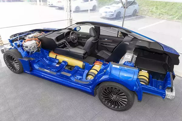 「リーフ・ホンダe・エクリプスPHEVもみんなボディ外側！　MIRAIの外部給電口だけがボンネット内にあるワケ」の画像