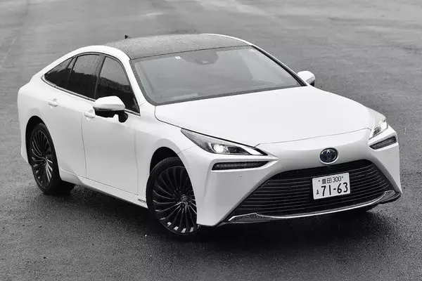 リーフ・ホンダe・エクリプスPHEVもみんなボディ外側！　MIRAIの外部給電口だけがボンネット内にあるワケ