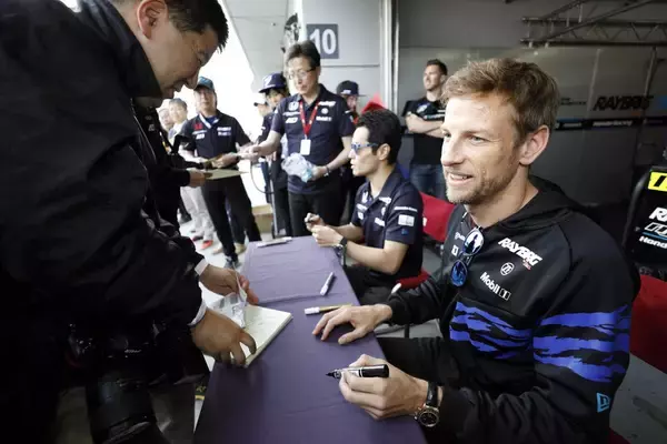 「生で観るなら体力必須！　本気で挑むと「重装備」＆「重労働」なレース観戦の中身」の画像