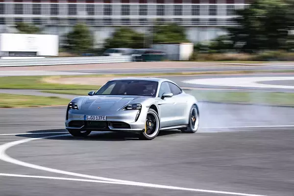 「完全な電気自動車なのになぜ？　ポルシェ・タイカンに「ターボ」というグレードが存在する謎」の画像