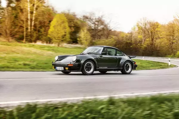 「完全な電気自動車なのになぜ？　ポルシェ・タイカンに「ターボ」というグレードが存在する謎」の画像