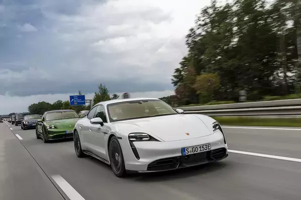 完全な電気自動車なのになぜ？　ポルシェ・タイカンに「ターボ」というグレードが存在する謎