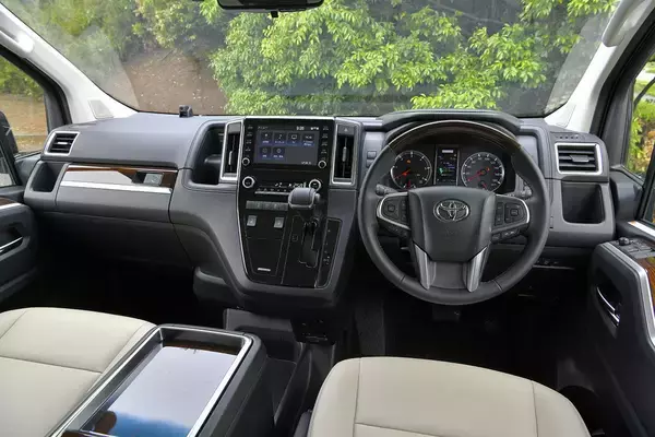 「アルファードを超える豪華ミニバンとして期待は大きかった！　なのに「グランエース」が低迷する理由」の画像