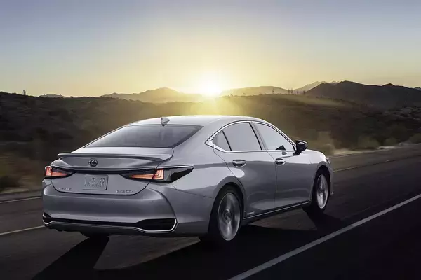 「新型レクサスES発表！　静粛性や乗り心地をさらに追求し2021年秋ごろに日本発売予定」の画像