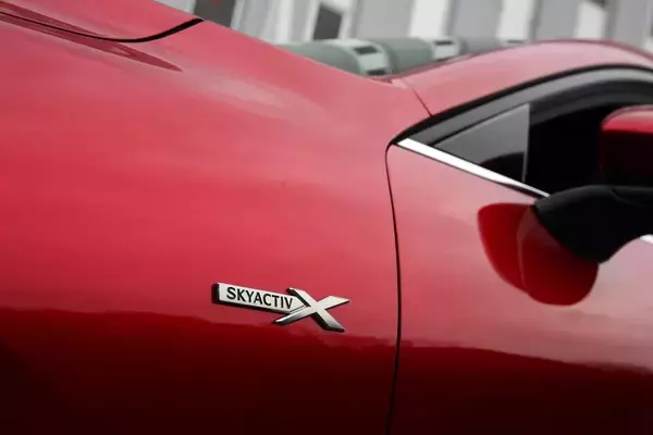 「菅総理の「2035年までに軽自動車を含め100％電動化」は無謀な宣言？　実現度と本当に必要な施策とは」の画像