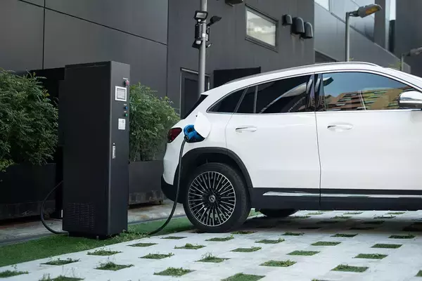 「メルセデス・ベンツEQA発売！　日本の道にジャストな都市型SUVの純電気自動車第２弾」の画像