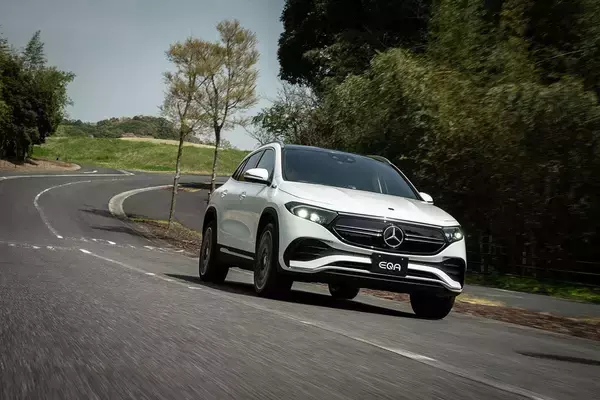 「メルセデス・ベンツEQA発売！　日本の道にジャストな都市型SUVの純電気自動車第２弾」の画像
