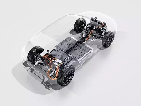「メルセデス・ベンツEQA発売！　日本の道にジャストな都市型SUVの純電気自動車第２弾」の画像