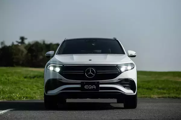 「メルセデス・ベンツEQA発売！　日本の道にジャストな都市型SUVの純電気自動車第２弾」の画像