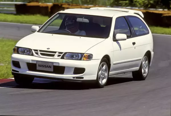 「バカッ速の超絶性能！　なのに一部マニアにしかウケず「消えた」激辛ハッチバック３台」の画像