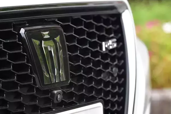 「全店扱いでも「クラウン」は売れず！　「ステイタス」の高さゆえに悩める「王冠マーク」のゆくえ」の画像