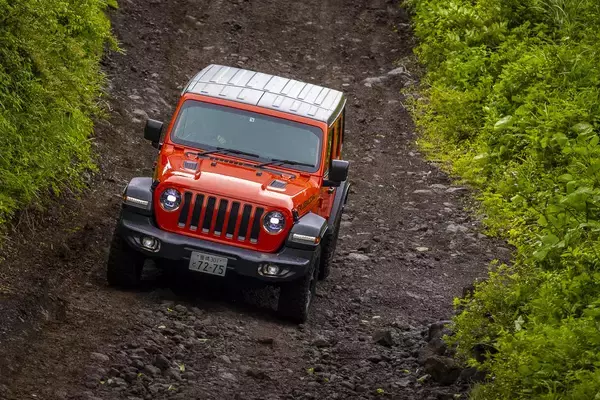 「開けて乗れば「破壊力」抜群！　女子に乗ってほしい「おしゃれモンスター」なオープンカー７選」の画像