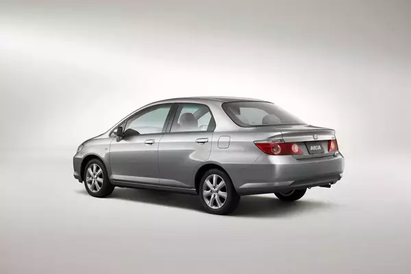 「派生車といえどデザインが謎！　むりやり「セダン作っちゃいました」感が拭えないクルマ３選」の画像