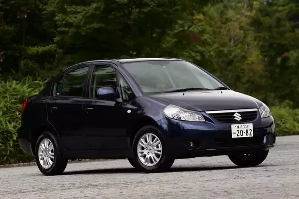 「派生車といえどデザインが謎！　むりやり「セダン作っちゃいました」感が拭えないクルマ３選」の画像