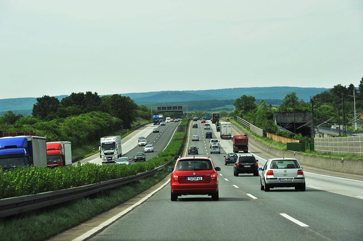相対速度40km/hはかなり危険！　高速を走る大型トラックと乗用車の「事故」を回避する鍵は「キープレフト」にあり