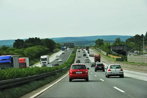 「相対速度40km/hはかなり危険！　高速を走る大型トラックと乗用車の「事故」を回避する鍵は「キープレフト」にあり」の画像