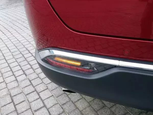 「後続車からは「見えにくい」との声！　新型ハリアーの「リヤウインカー」位置が「低い」ワケ」の画像