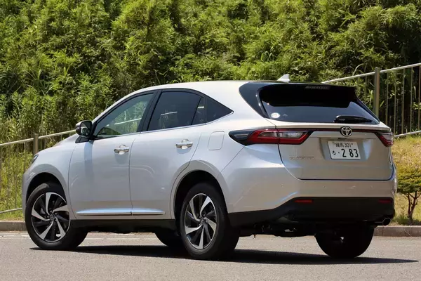 「後続車からは「見えにくい」との声！　新型ハリアーの「リヤウインカー」位置が「低い」ワケ」の画像